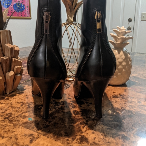 Black stilletto boots, size 9. - Picture 2 of 6